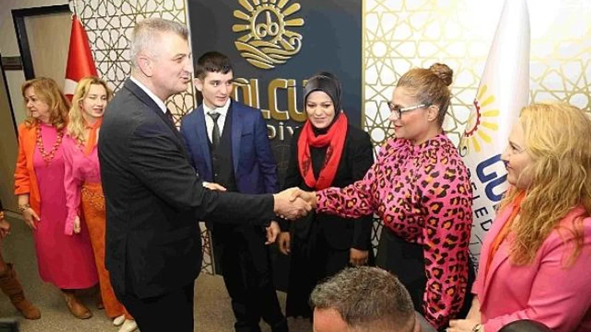 Gölcük Belediye Başkanı Ali Yıldırım Sezer, 3 Aralık Dünya Engelliler Günü kapsamında, başkanlık görevini özel birey Anıl Ege Aydın’a devretti.