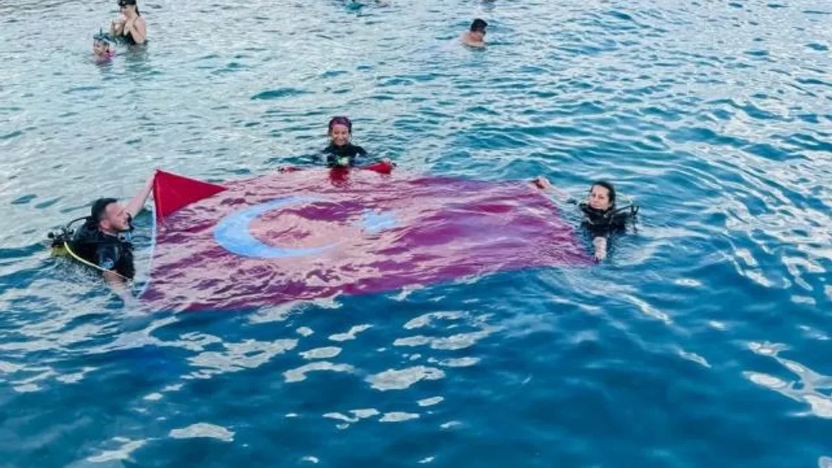 Zafer Bayramı’nı Saros’da bayrak açarak kutladılar