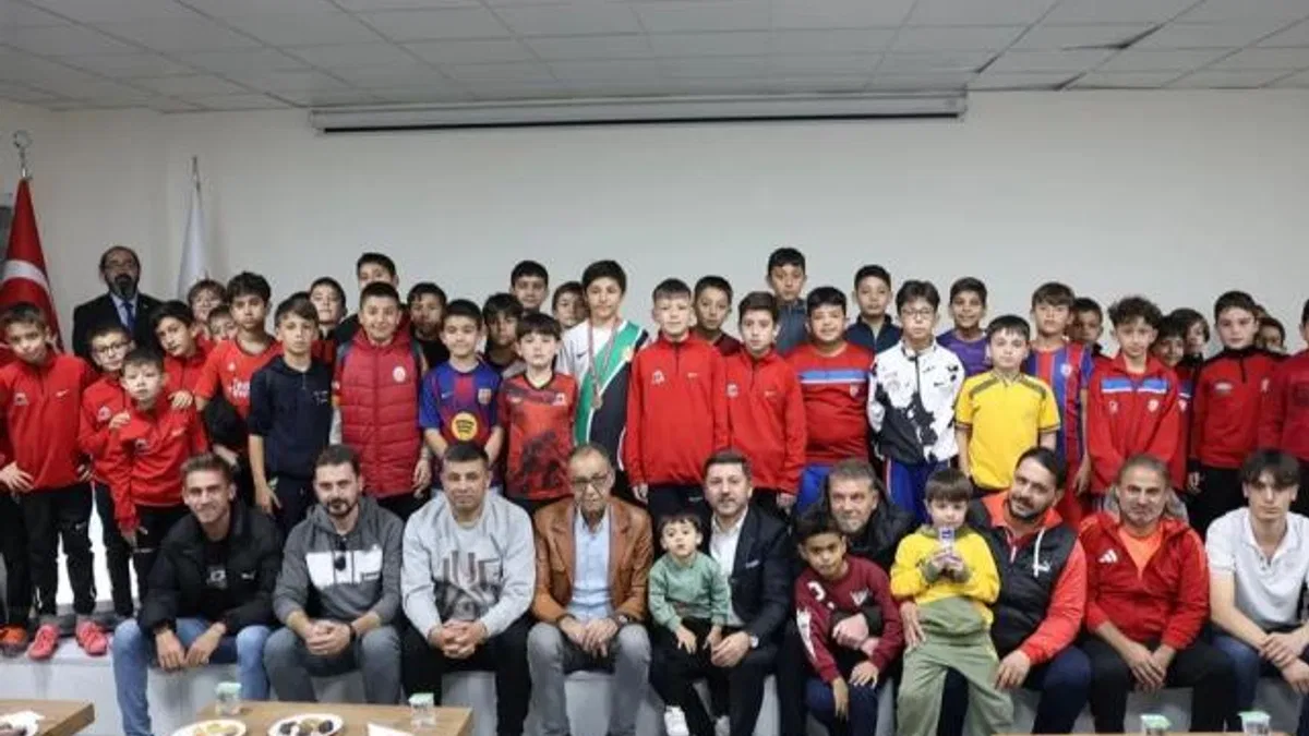 Rasim Arı’dan minik futbolculara krampon