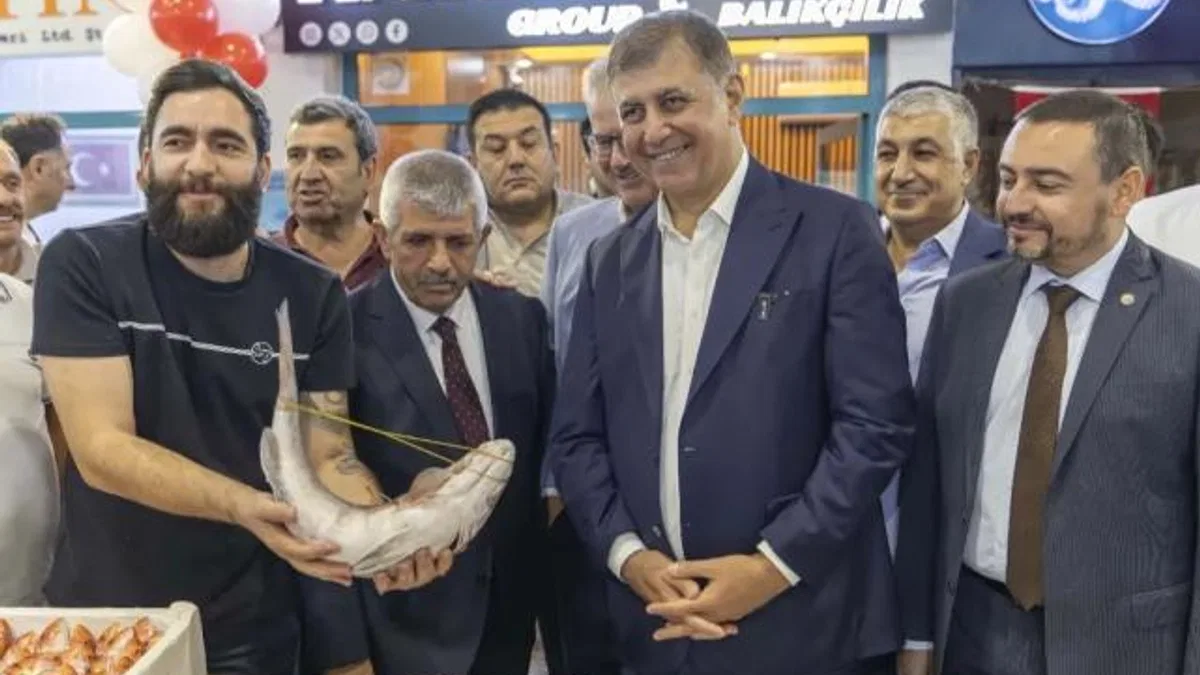 İzmir’de sezonun ilk balıkları mezatta satıldı