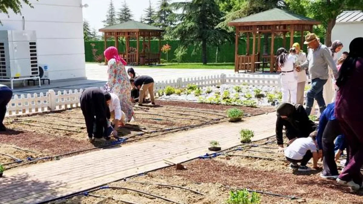 Özel çocuklar fideleri toprakla buluşturdu