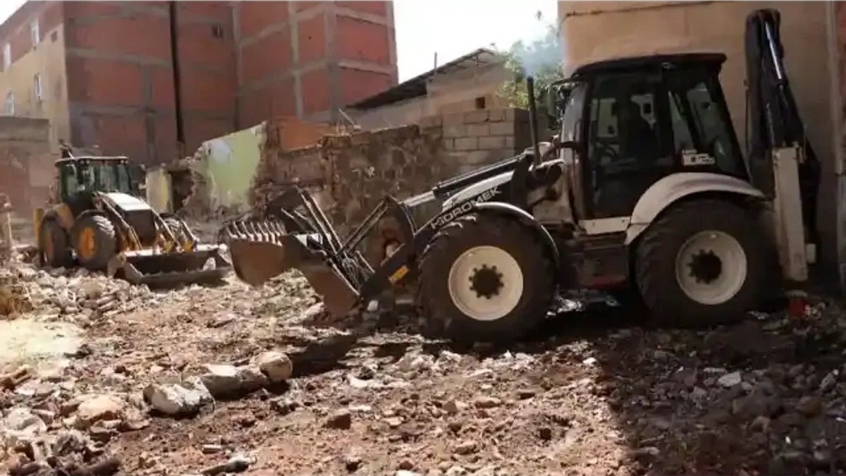 Diyarbakır Muradiye’de metruk binalar yıkılıyor
