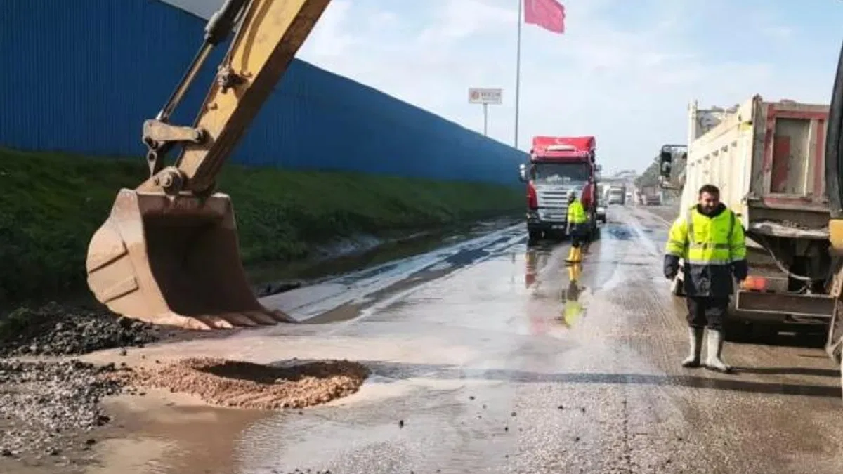 İzmir’de aşırı yağış sonrası kapanan yollar bir bir açılıyor