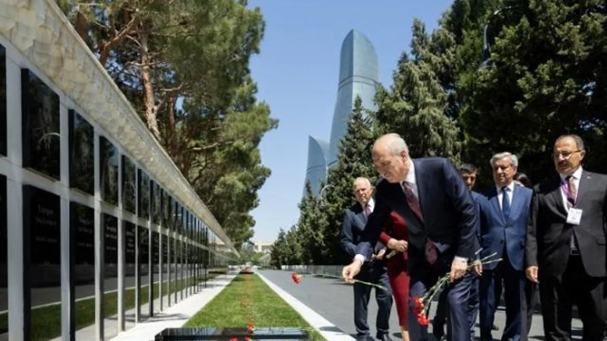 Kurtulmuş, Bakü’de şehitliği ziyaret etti