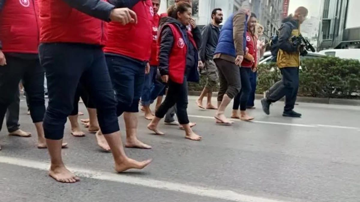 İzmir’de çıplak ayaklı protesto!