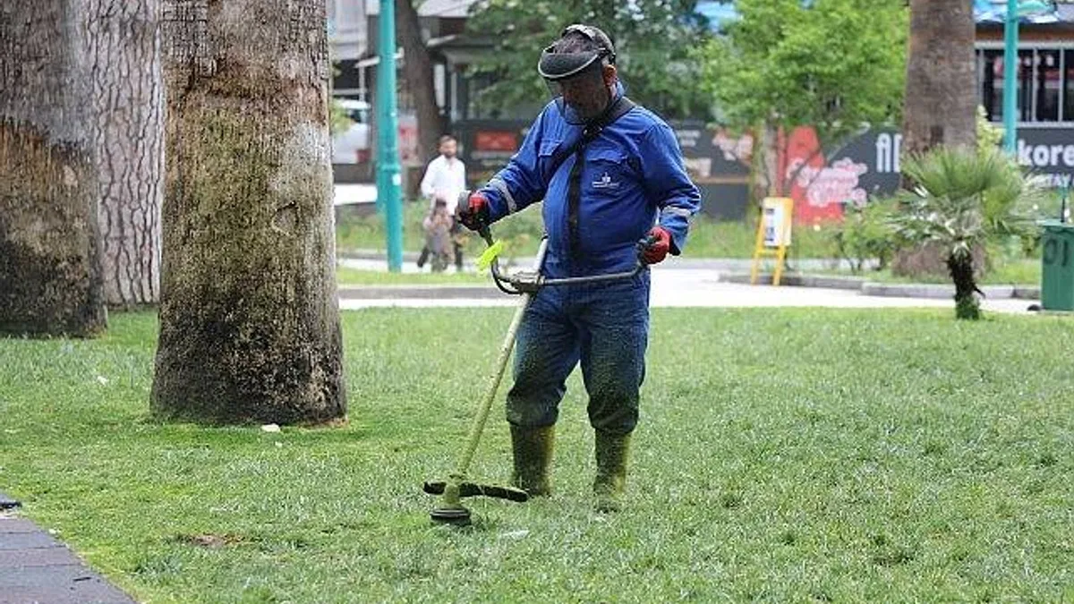 Edremit’te parklara bahar bakımı