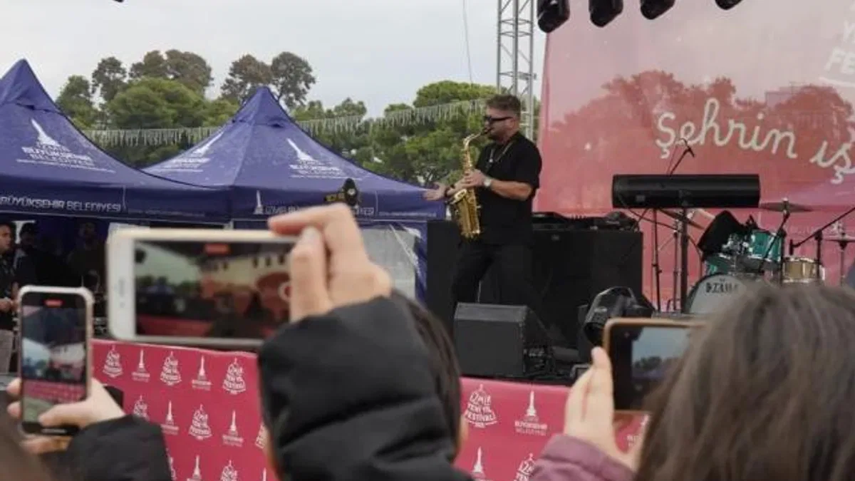 İzmir’de Yeni Yıl Festivali’nde coşku dolu anlar