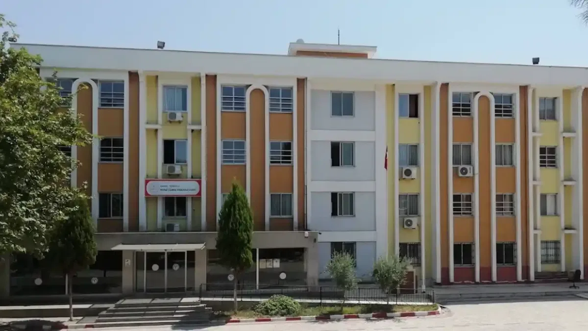 Manisa’da liseye silahlı saldırı!