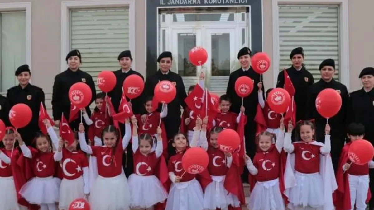 İzmir Gaziemirli öğrencilerden jandarmaya ziyaret