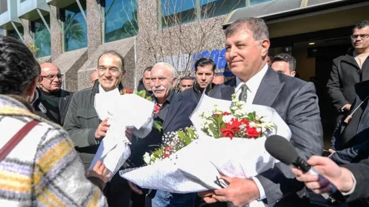 DİSK’ten İzmir Büyükşehir’e çiçekli ziyaret