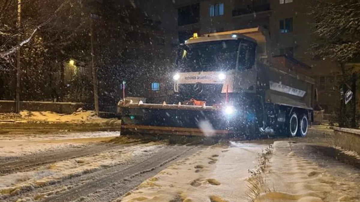 Ankara Keçiören’de ekipler yolları tuzlamaya devam