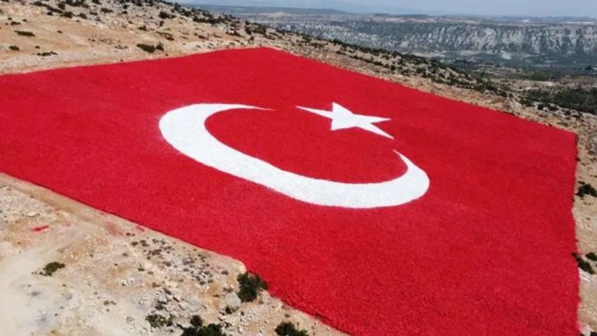 25 kadın usta en büyük Türk Bayrağını Zafer için boyadı