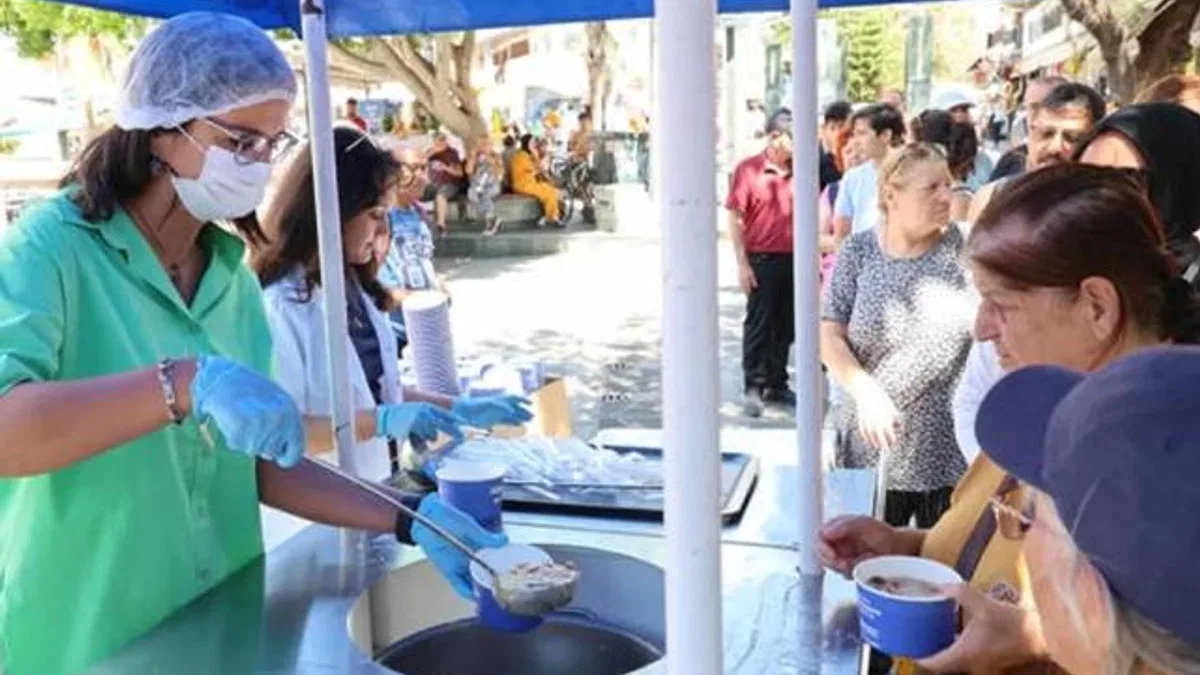 Antalya Büyükşehir Belediyesi geleneksel aşure ikramlarına başladı
