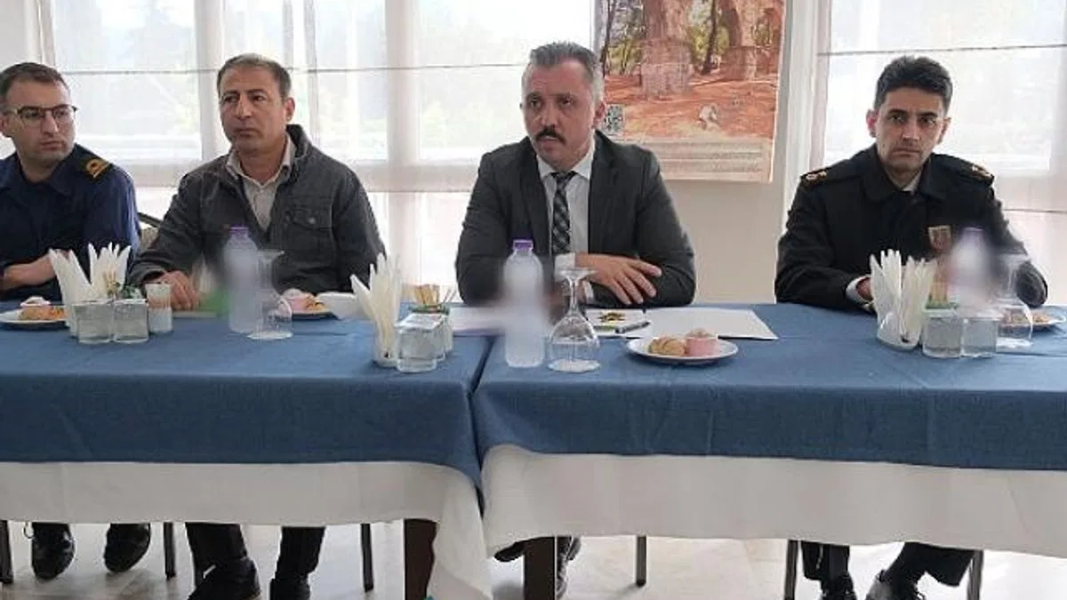 Kemer’de Kemer Kaymakamı Ahmet Solmaz başkanlığında afet koordinasyon toplantısı gerçekleştirildi.