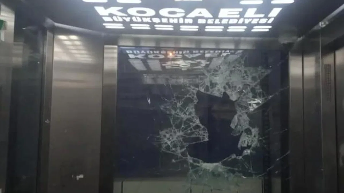 Kocaeli’de vandalizim! Kaldırım taşları ile asansörün camı parçalandı!