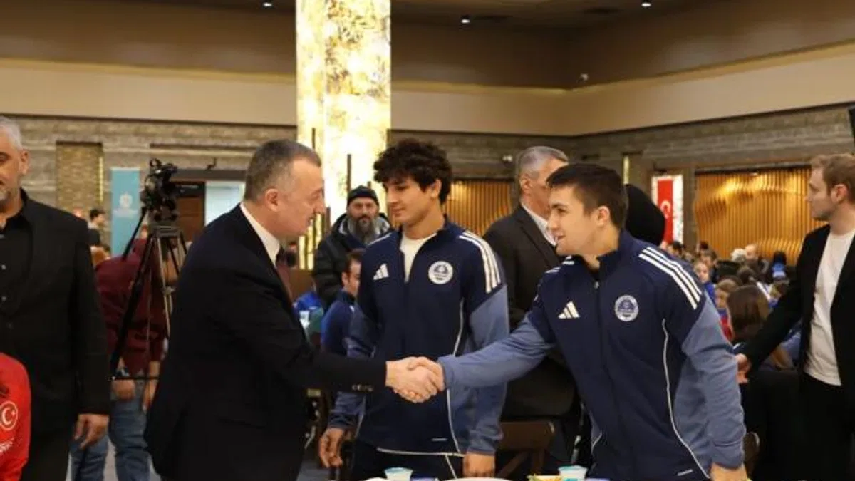 Kocaeli’de Başkan Büyükakın başarılı sporcularla iftar yaptı