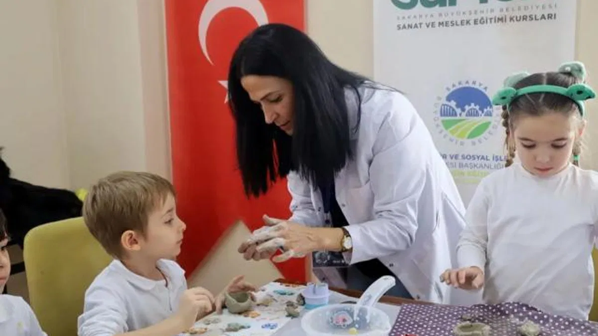 Sakarya’da minikler seramikle, gençler tezhiple tanıştı