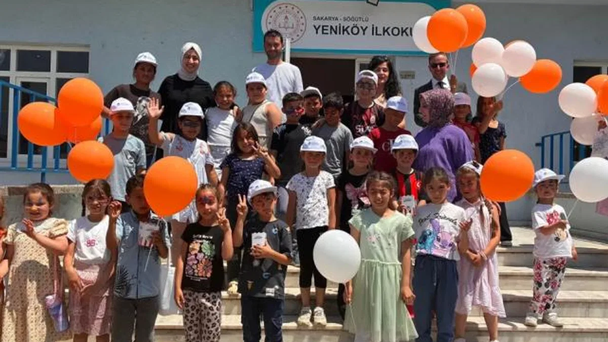 Sakarya’nın tebessüm ekibi ilçelerede miniklere neşe saçtı