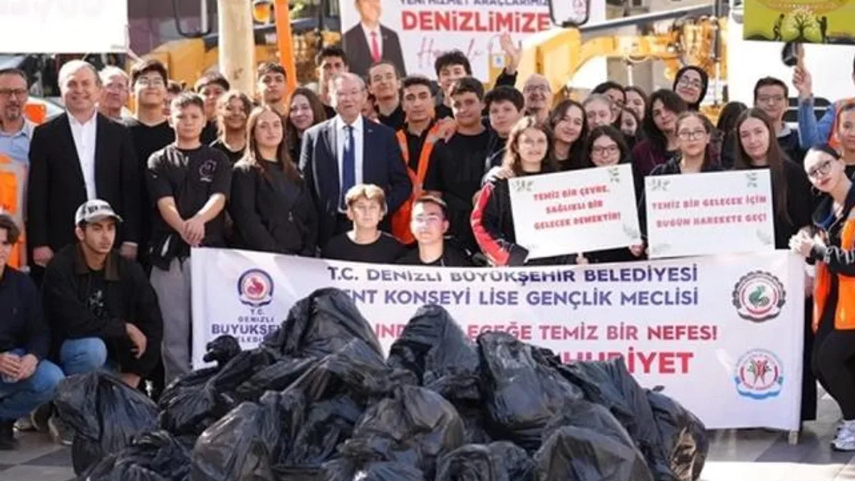 Denizli’de gençler Cumhuriyet için el ele