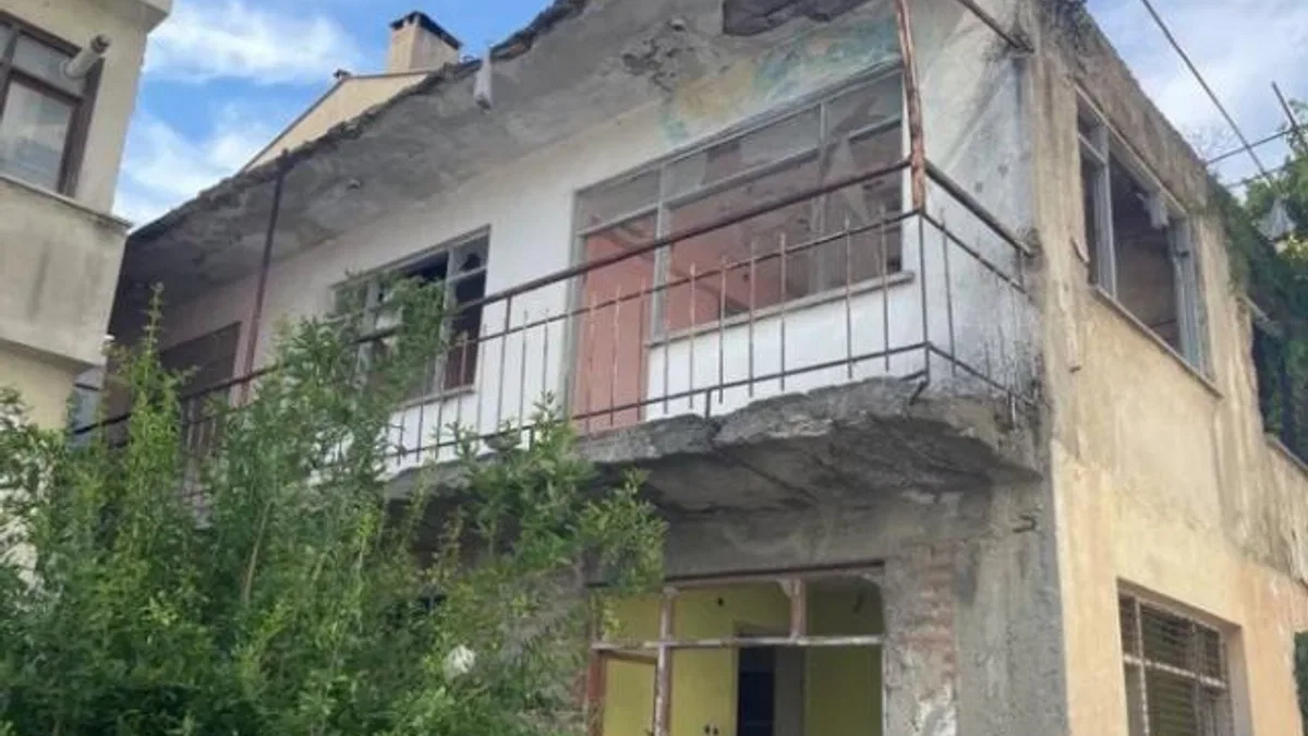 Mudanya, Güzelyalı’da başıboş evler korku saçıyor