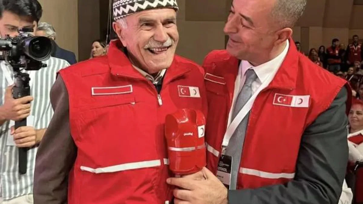 İyilik Meleği Şehmus Amca’ya Kızılay Özel Ödülü