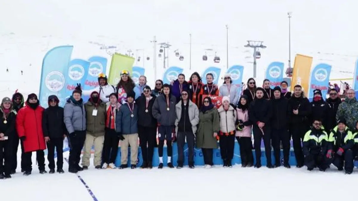 Erciyes’te kar voleybolu coşkusu