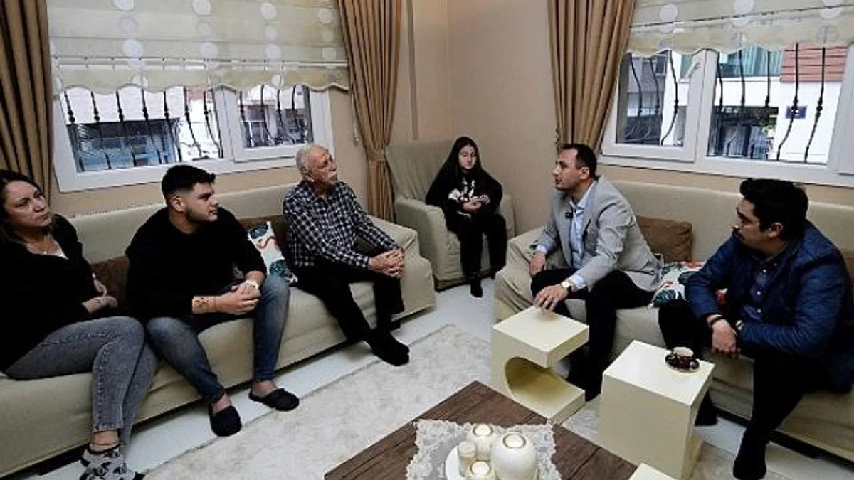 Bornova’da Başkan Eşki’den samimi ev ziyareti “Sadece hizmet değil, gönül bağı kurmak da önemli”