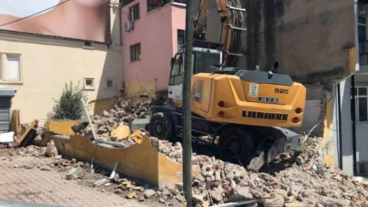 Bursa Osmangazi’de kaçak gecekonduya yıkım!