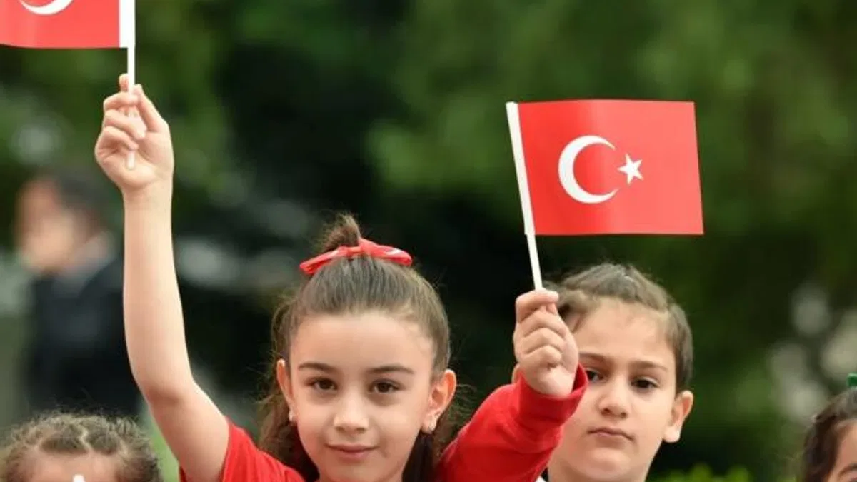 Eğitimde ikinci dönem ‘Bayrak Sevgisi’ temasıyla başladı