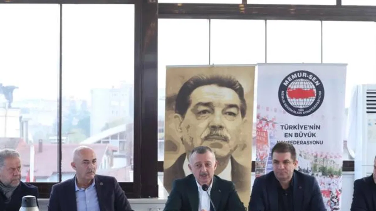 Başkan Büyükakın, Kocaeli Memur-Sen’e konuk oldu
