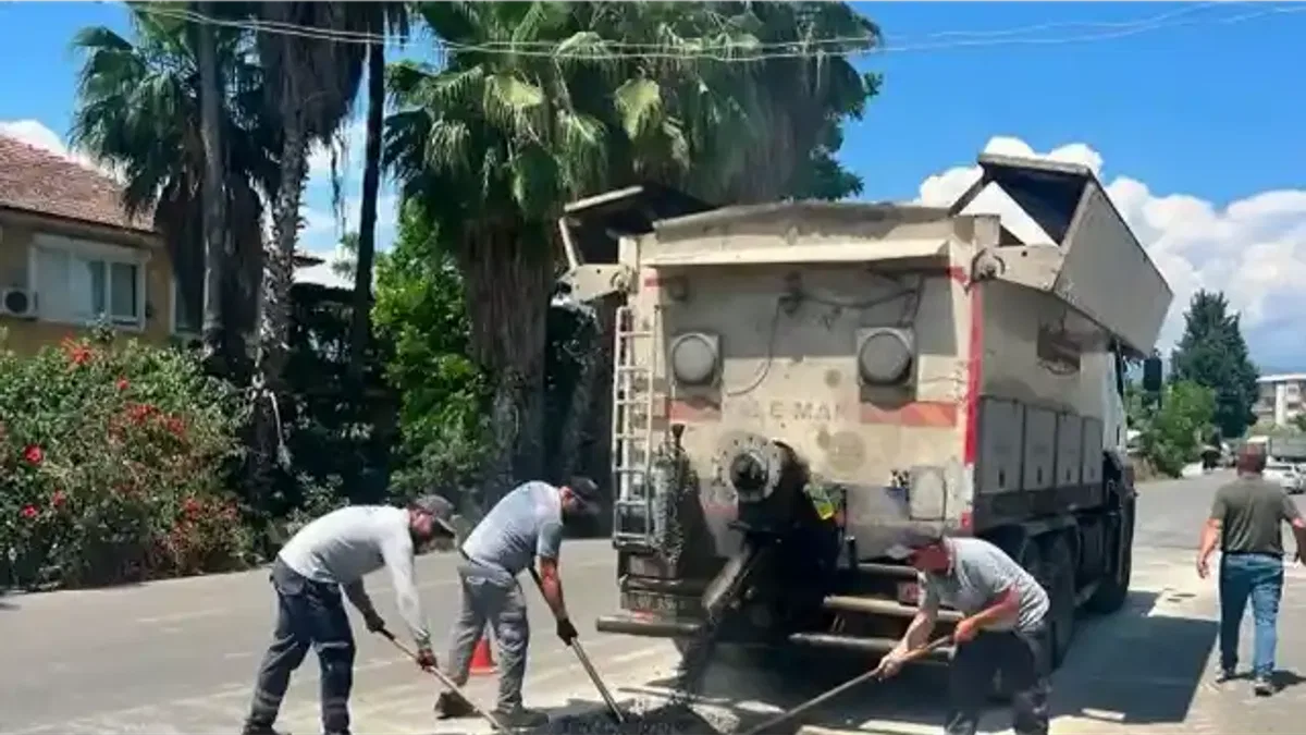 Antalya Finike’de yollar yenileniyor bordürler boyanıyor