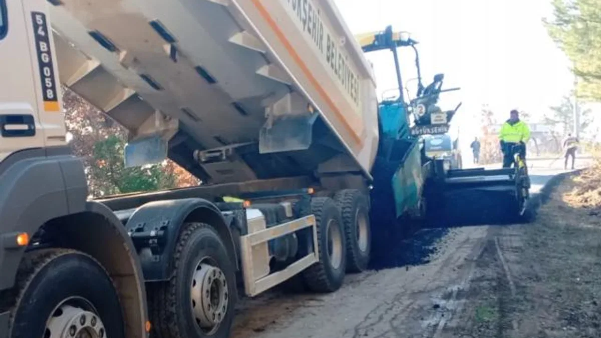 Sakarya’da şehrin en uzak noktasında asfalt atağı