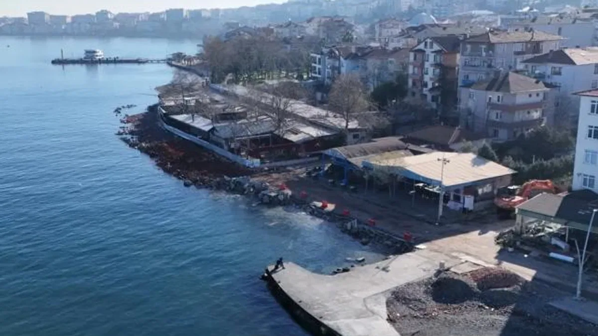 Bir dalga kırıcı set de Değirmendere sahiline