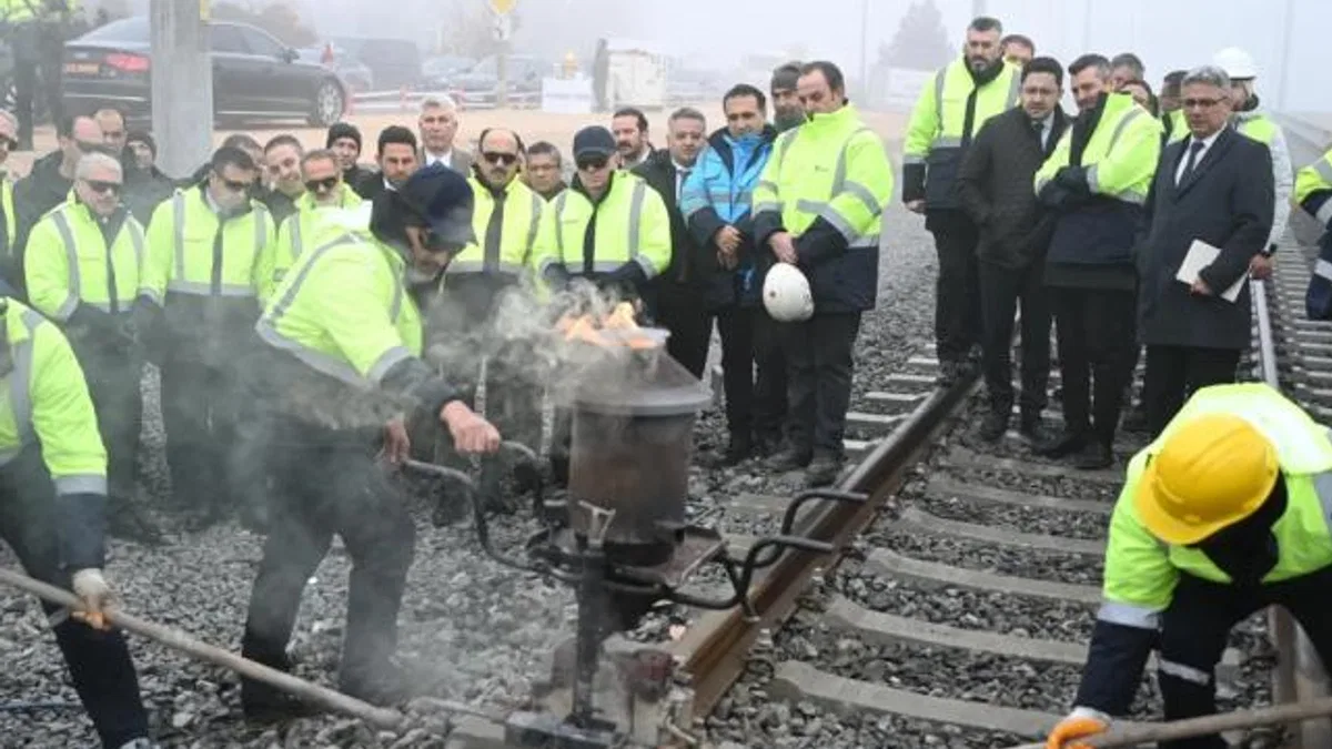 Konya’da tarihi adım… KONYARAY banliyö hattında ray birleştirme kaynağı yapıldı