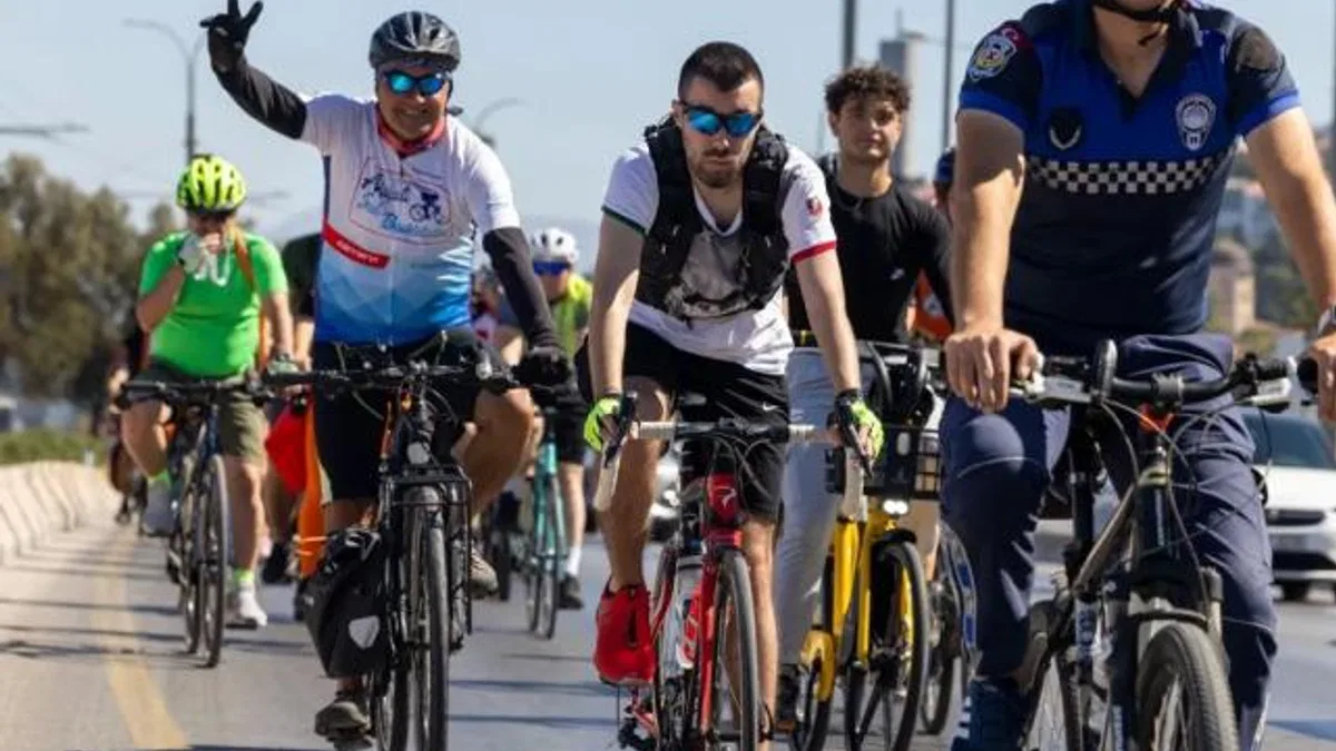 İzmir’de sağlıklı yaşama ve temiz çevreye pedalladılar