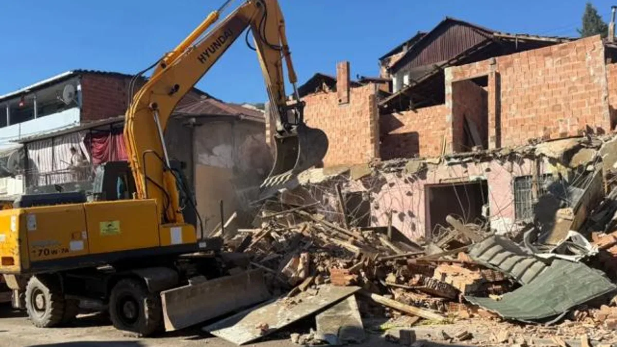 İzmit Belediyesinden kaçak yapı yıkımı