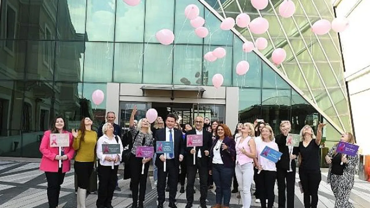 Pembe balonlar meme kanserine farkındalık için uçuruldu