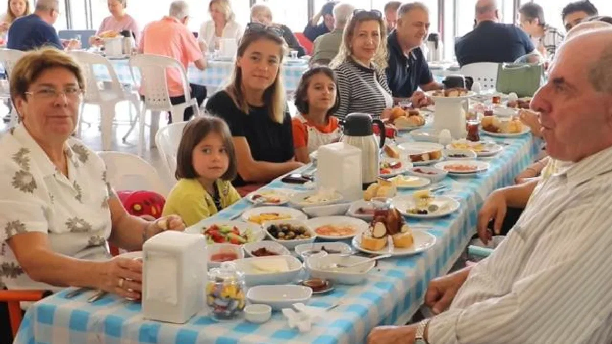 İzmit’te ‘Gülümse Kahvaltı Evi’ misafirlerini ağırlıyor