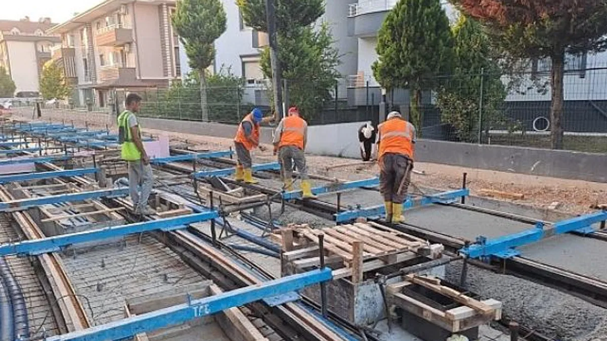 Alikahya Tramvayında ray betonları dökülüyor