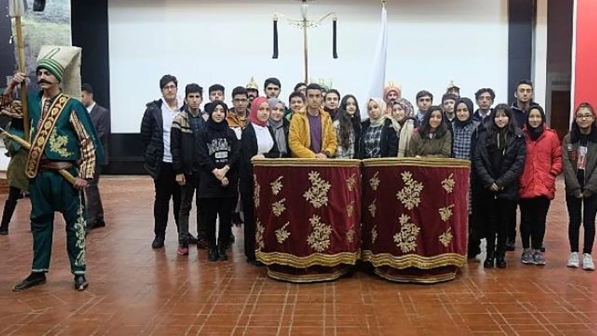 Gençler İstanbul’un Gizli Hazinelerini Keşfe Çıkıyor