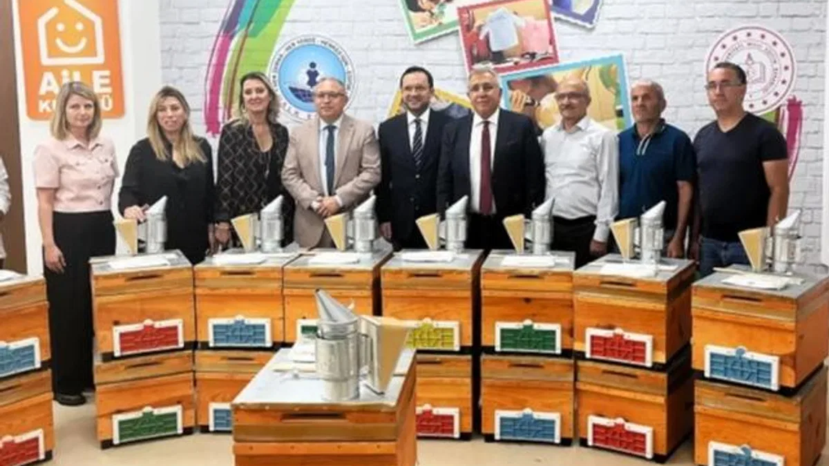 Yalova’da başarılı kursiyerlere arıcılık başlangıç seti desteği