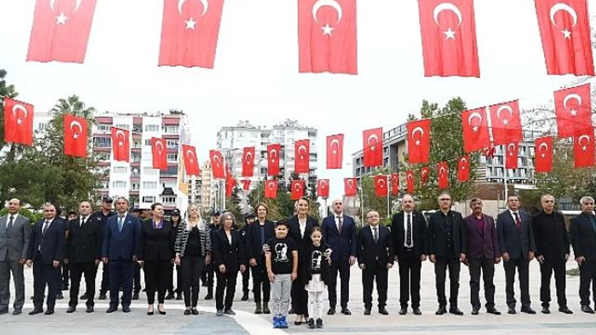 Başkan Muhittin Böcek Atatürk Anıtı’na çelenk sundu