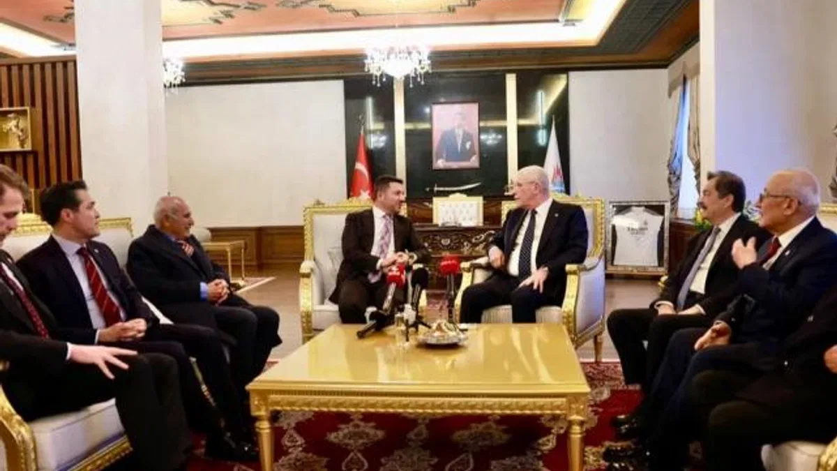 Müsavat Dervişoğlu orucunu Nevşehirlilerle açtı