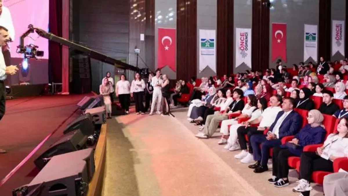 Bakan Tekin, tercih yapacak gençlerle buluştu