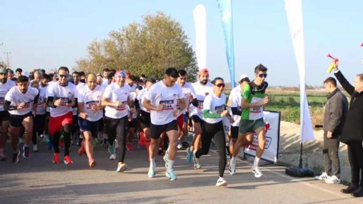 İzmir’de gençler Cumhuriyet’e koştu