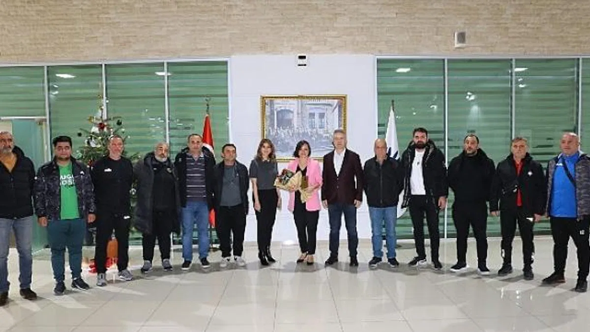 Karabağlardaki amatör spor kulüplerinden Başkan Kınay’a teşekkür ziyareti