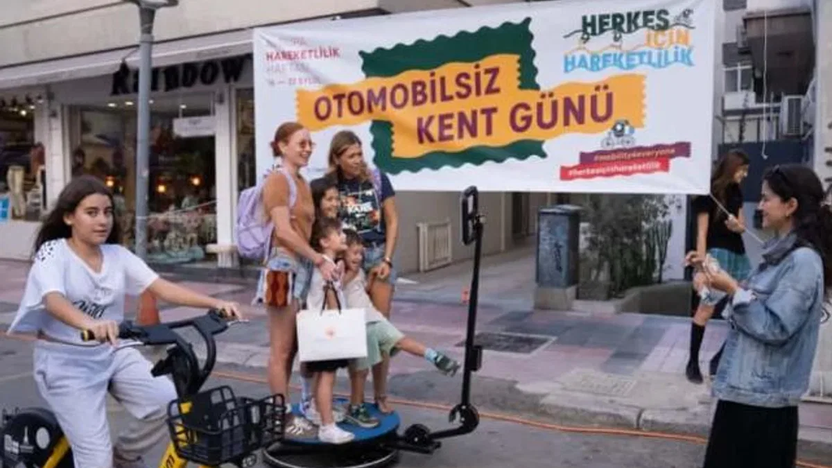 İzmir’de yayalardan ‘Otomobilsiz Kent Günü’ keyfi