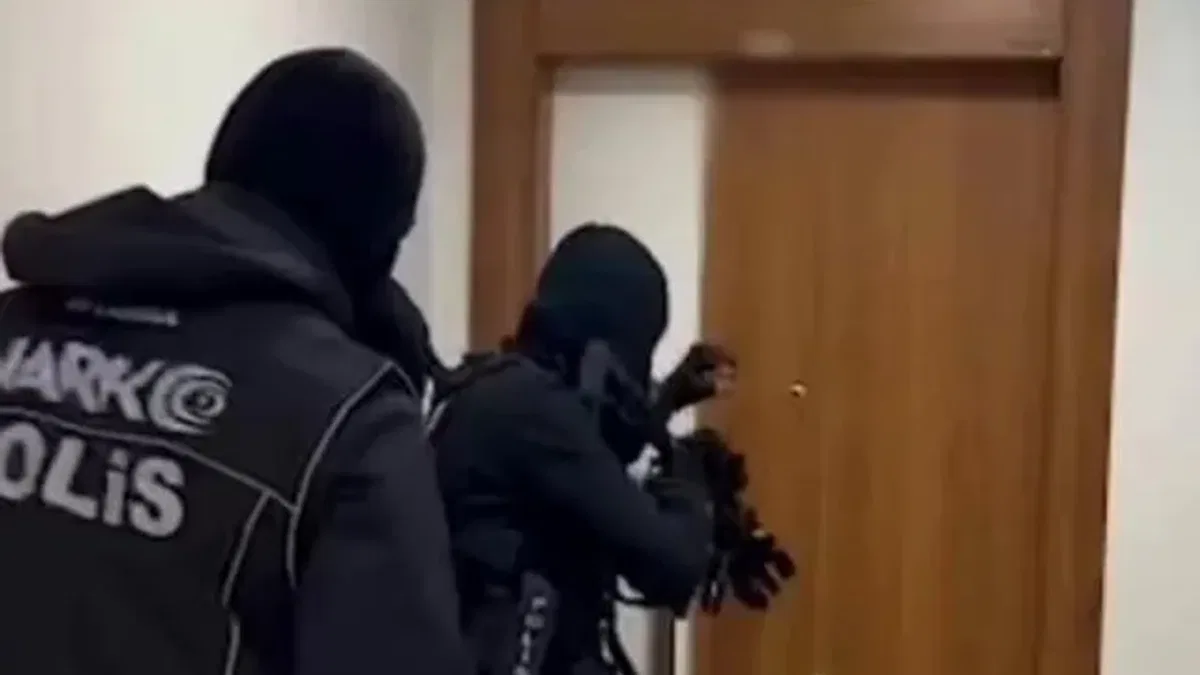 İstanbul’da uluslararası narkotik operasyonu… Kırmızı bültenle aranan şüpheli yakalandı