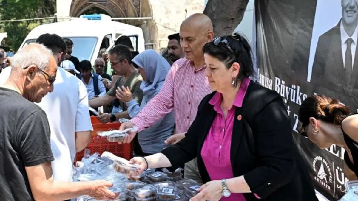 Antalya Muratpaşa’da Ferdi Zeyrek için helva dağıtıldı