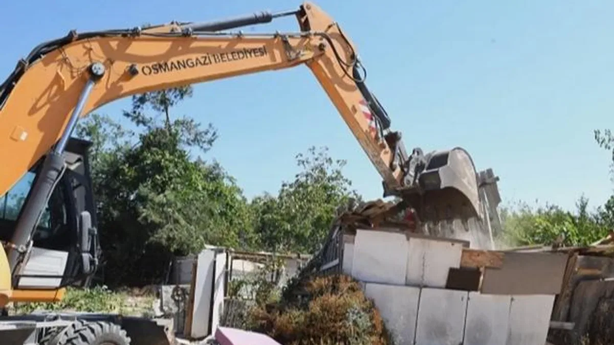 Bursa Osmangazi’de sit alanına yapılan kaçak yapılar yıkıldı